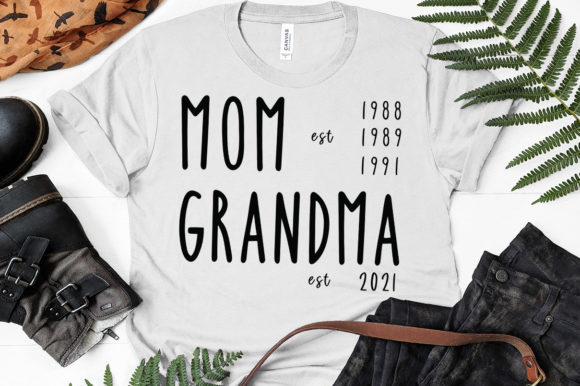 Mom and Grandma Est 2021 Graphics & Crafts
